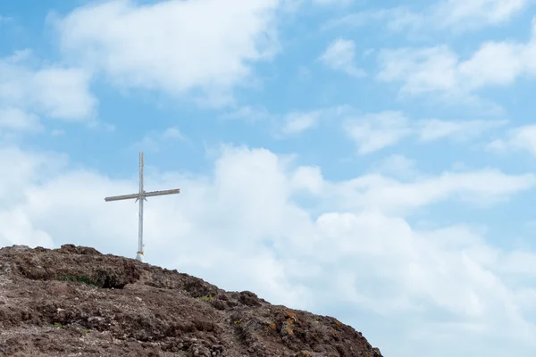 Cruz cristiana en la colina (1 ) —  Fotos de Stock