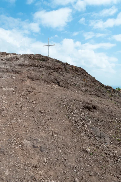 Cruz cristiana en la colina (2 ) —  Fotos de Stock