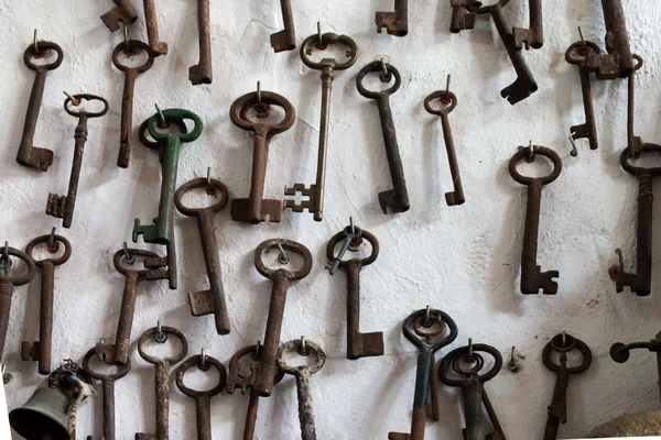 Rozsdás kulcsokat a fal (2) — Stock Fotó