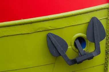 Çapa ile yeşil tekne