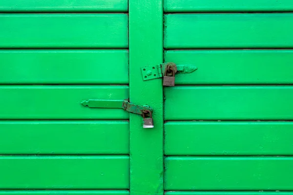 Porta verde com fechaduras (1 ) — Fotografia de Stock