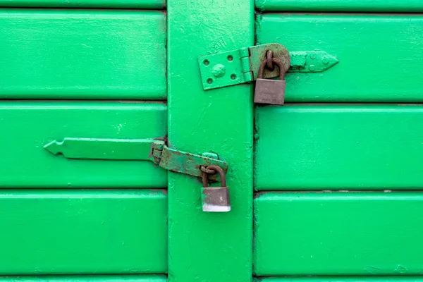 Зелений двері із замками (2) — стокове фото