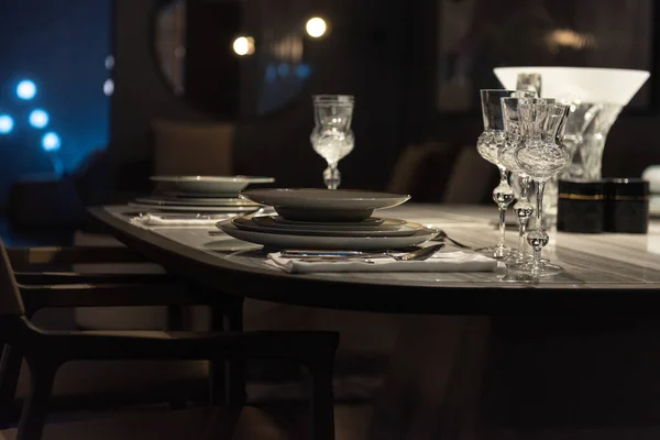 Stilvolles Abendessen Low Lit Designer Apartment — Stockfoto