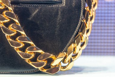 Altın Topaklı Zincirli Lüks Çantayı Kapat