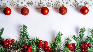 Beyaz arkaplanda Noel süslemelerinin havadan görünümü