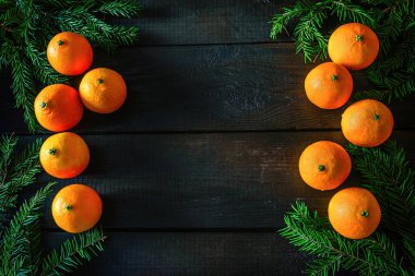 Mandalinalı ve ladin dallı Noel kompozisyonu