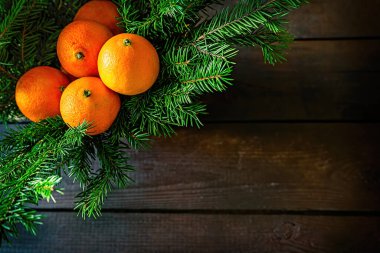 Ahşap zemin üzerinde yüksek açılı mandalina manzarası