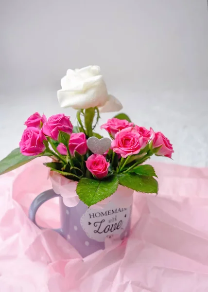 Kompozycja kwiatowa z różowymi różowymi różami — Zdjęcie stockowe