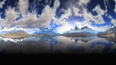 dağ ve göl üzerinde büyük gökyüzü