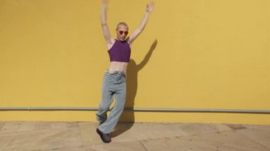 Sarı arka planda dans eden genç gay adam - viral video konsepti