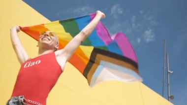 Sarı ve mavi arkaplan ile lgtb bayrağına sahip genç ikili olmayan model