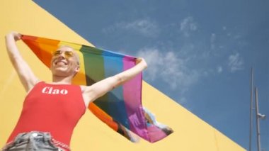 Igtbiq bayrağı taşıyan mutlu bir gay.