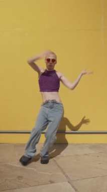 Genç gay adam viral dikey video için dans ediyor