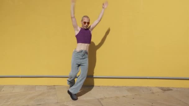 젊은 동성애자가 노란 배경 - 바이러스 성 비디오 개념을 가지고 춤을 추는 모습 — 비디오