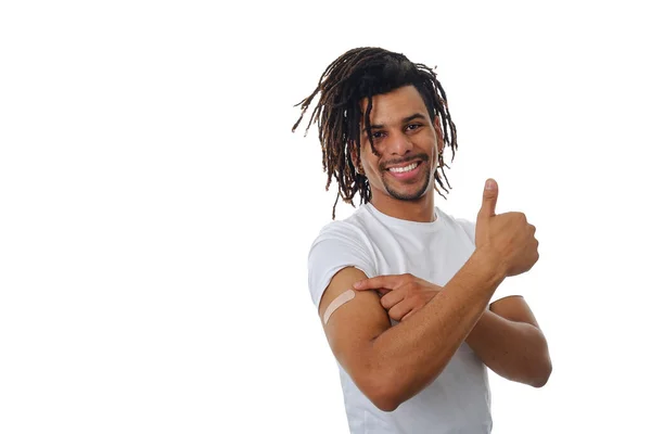 Hombre sonriente mostrando el pulgar hacia arriba después de ser vacunado contra Covid-19. —  Fotos de Stock