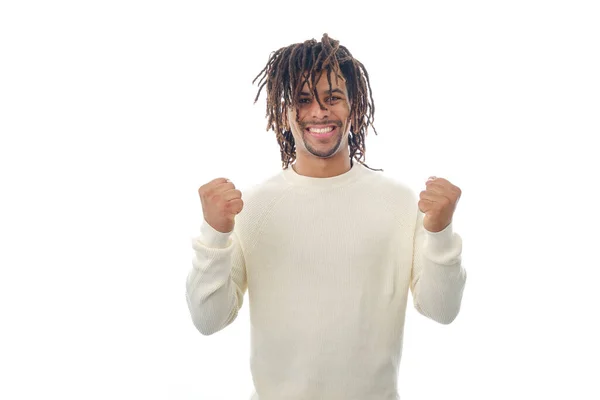 Hombre latino sonriente celebrando la victoria y el éxito mientras está parado sobre un fondo aislado. —  Fotos de Stock