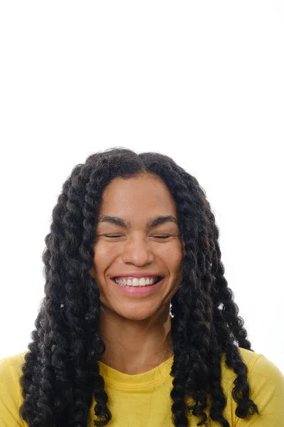 Vista de cerca de una mujer latina feliz sonriendo sobre un fondo aislado. —  Fotos de Stock