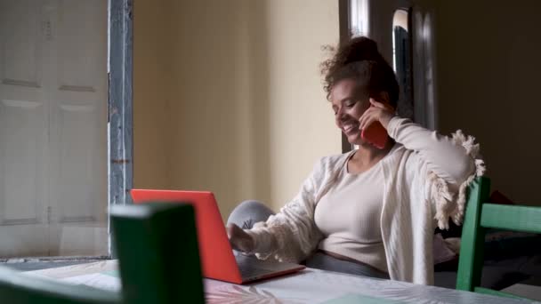Kobieta rozmawiająca przez telefon podczas pracy z laptopem w domu. Praca z koncepcji domu. — Wideo stockowe