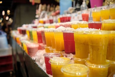 Barselona, İspanya - 10 Aralık 2021: La Boqueria Market 'te meyve suları