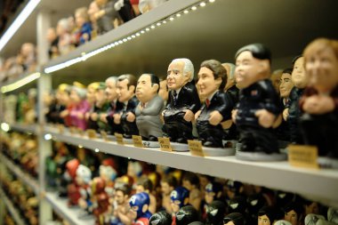 Barselona, İspanya - 10 Aralık 2021: Klasik CAGANER, Noel zamanı Katalan evlerinde bulunan normal bir oyuncak bebek