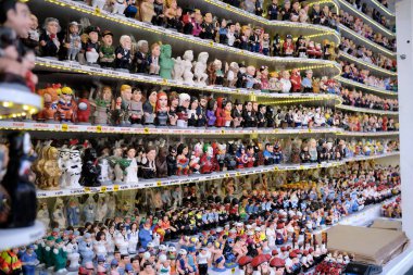Barselona, İspanya - 10 Aralık 2021: Klasik CAGANER, Noel zamanı Katalan evlerinde bulunan normal bir oyuncak bebek