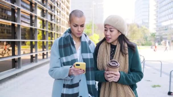 Affärskvinnor som använder mobiltelefon och dricker kaffe i finansdistriktet — Stockvideo