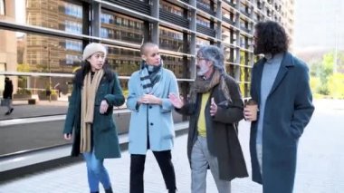 Finans bölgesi iş yerlerinin dışında yürüyen ve konuşan bir grup insan