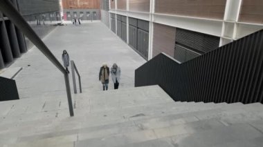 Bir grup insan merdivenleri çıkıyor.