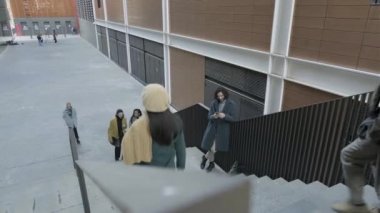 Bir grup insan merdivenleri çıkıyor.