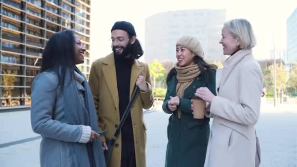 Группа молодых предпринимателей разговаривает на открытом воздухе — стоковое видео