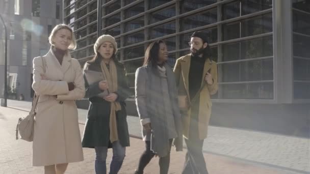 Csoport kollégák séta és csevegés a pénzügyi kerületben — Stock videók