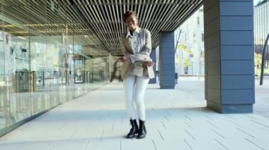 Kaygısız ve mutlu iş kadını finans bölgesinde dans ediyor..