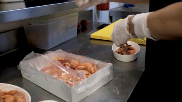 厨师在餐馆厨房做饭时清洗和切虾. — 图库视频影像