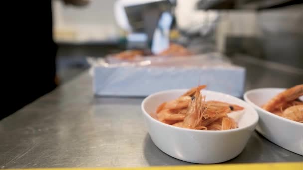 レストランのキッチンで調理するためのエビの準備シェフ. — ストック動画