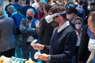 Barselona, İspanya - 2 Mart 2022 - Mobil Dünya Kongresi - Sanal gerçeklik aygıtını test eden bir adam