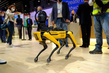 Barselona, İspanya - 2 Mart 2022 - Mobil Dünya Kongresi - Boston Dynamics - Köpek robotu gösteren IBM standı