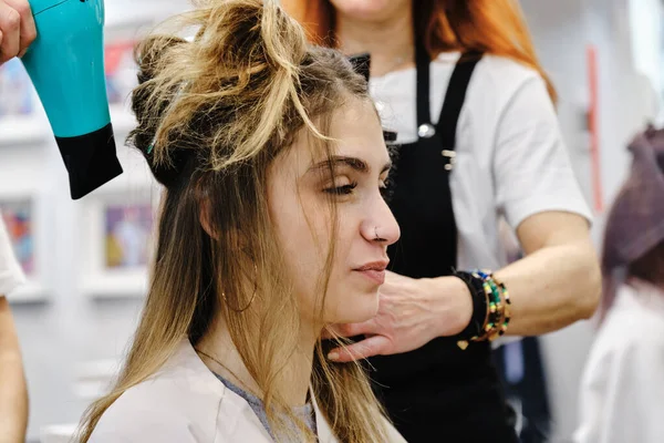 Närbild av en ung kvinna få en ny frisyr på frisören. — Stockfoto