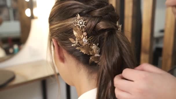 Επαγγελματική hairstylist μπούκλες μια πελάτισσα μαλλιά, ενώ κάνει το χτένισμα του γάμου της στο σαλόνι ομορφιάς. — Αρχείο Βίντεο