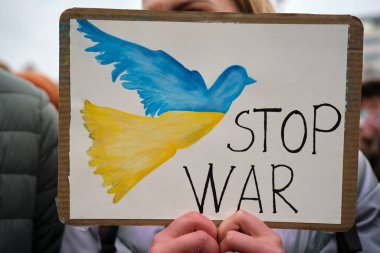 Ukrayna bayrağı taşıyan güvercinle Savaş Tabelasını durdurun