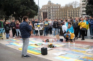 Barselona, İspanya - 19 Mart 2022 - Plaza Katalunya 'da Rusya ile Ukrayna arasındaki savaşa karşı bir protestocu