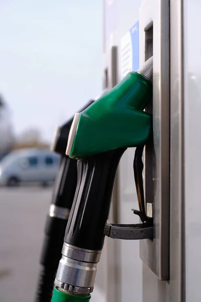 Bicos de enchimento da bomba de gasolina - Posto de gasolina - Conceito de crise energética — Fotografia de Stock