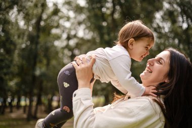 Anne ve kızı doğada birlikte eğleniyorlar..