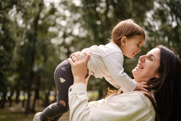 Anne ve kızı doğada birlikte eğleniyorlar..