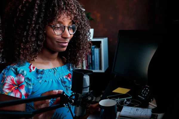 Pelo rizado joven mujer negra podcasting con micrófono en el ordenador —  Fotos de Stock