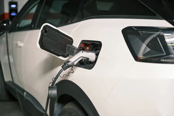 Carro eléctrico a ser cobrado no estacionamento — Fotografia de Stock