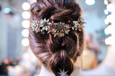 Zarif saç aksesuarlarıyla şık bir saç modelinin yakın görüntüsü.