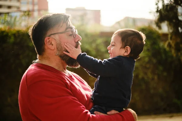 Happy little boy and his father enjoy good time together outdoors. — Foto Stock