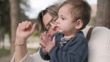 Anne küçük oğluyla parkta eğleniyor..