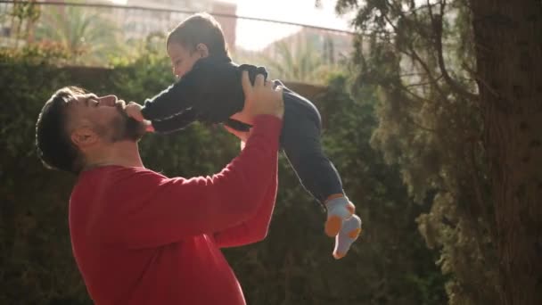 Happy father and his little son enjoying quality time together outdoors. — ストック動画