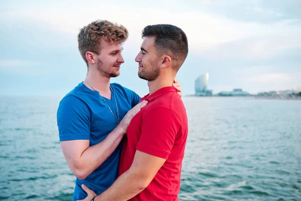 Dois homens gays em Barcelona praia em um dia de verão — Fotografia de Stock